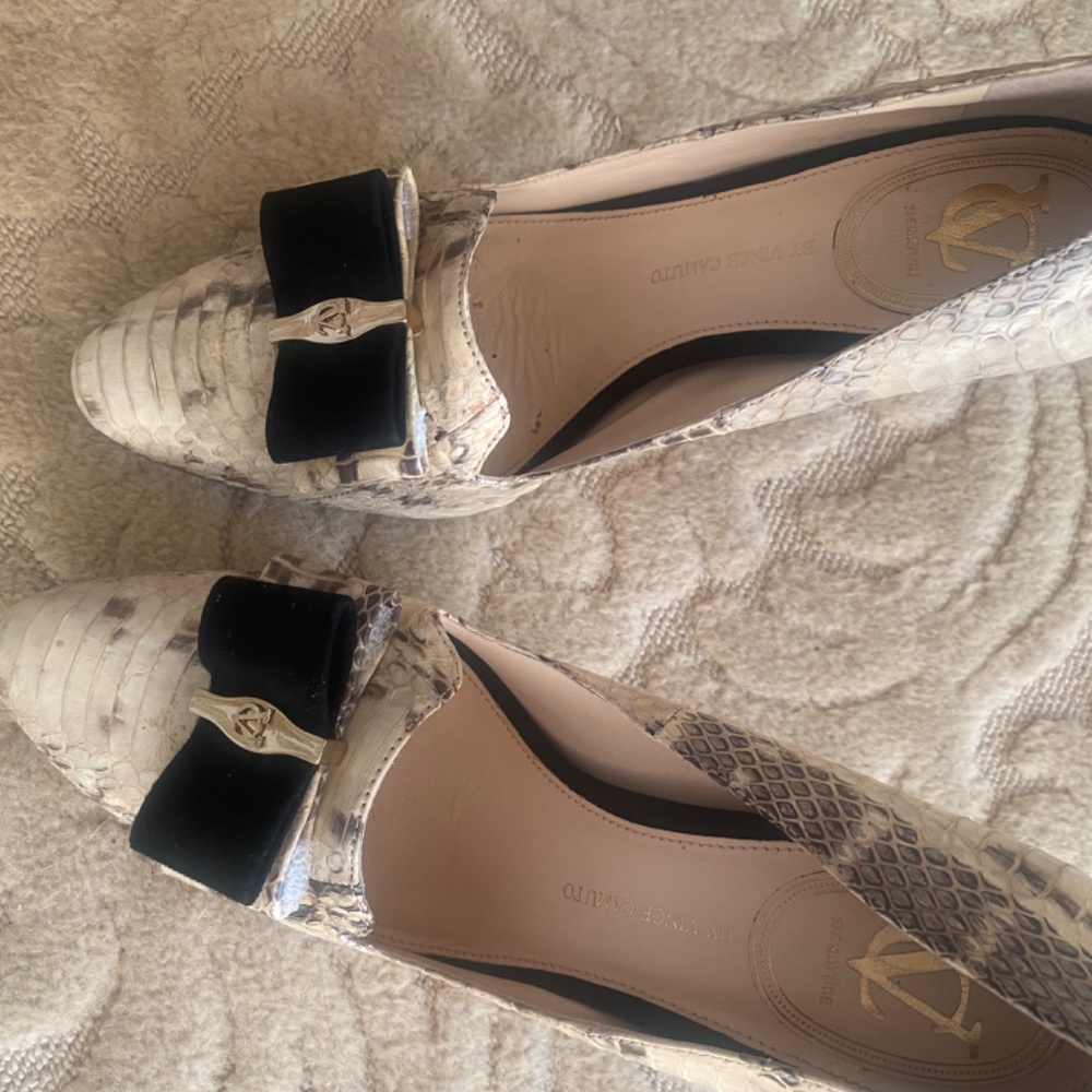 SNAKESKIN PUMP by Vince Camuto  LIKE NEW! 9.5 very chanel looking ! - Picture 3 of 7